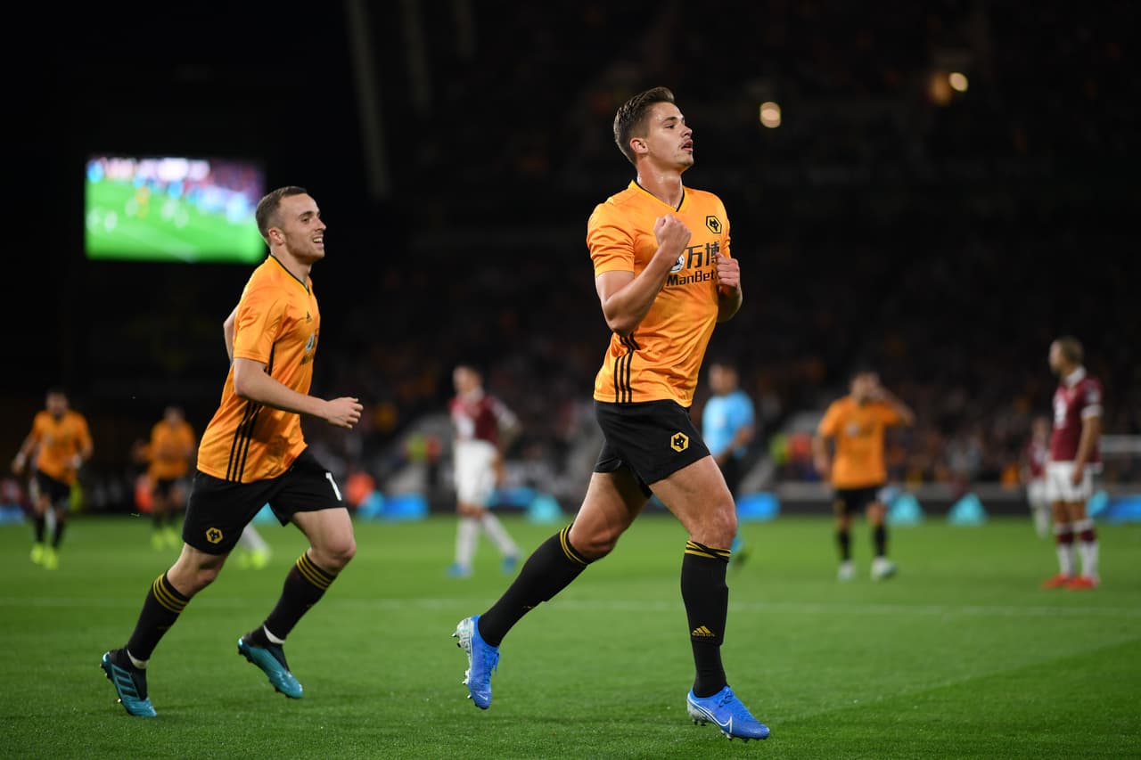 Leander Dendoncker celebra su anotación y segundo gol de los Wolves.