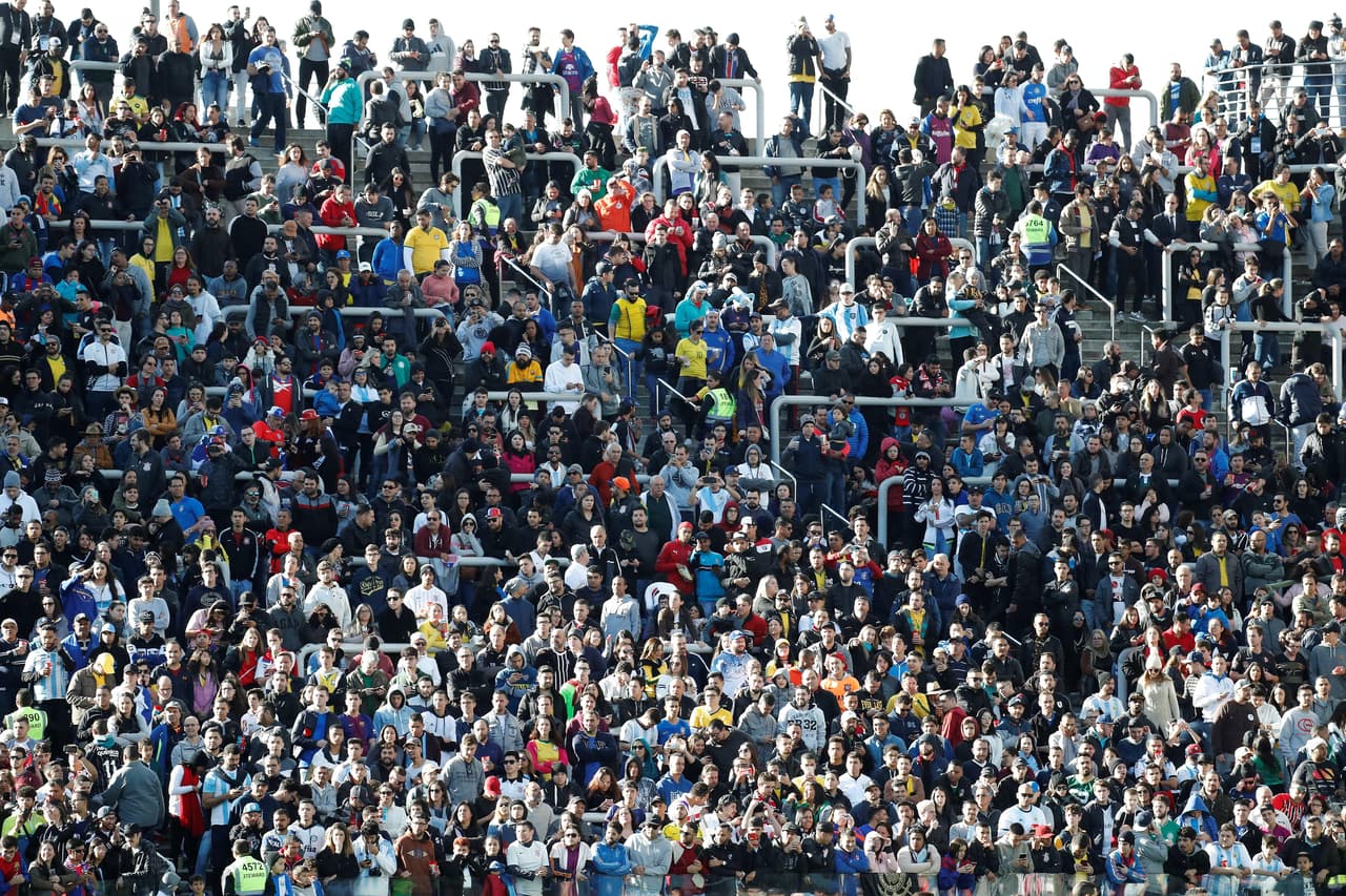 El Arena Corinthians vibró este sábado en la previa del juego entre Argentina y Chile por el tercer lugar de la Copa América. Las dos Finales pasadas en las que La Roja venció aún están en el recuerdo de la Albiceleste, pero más allá de eso se vivió con mucha alegría en las tribunas.