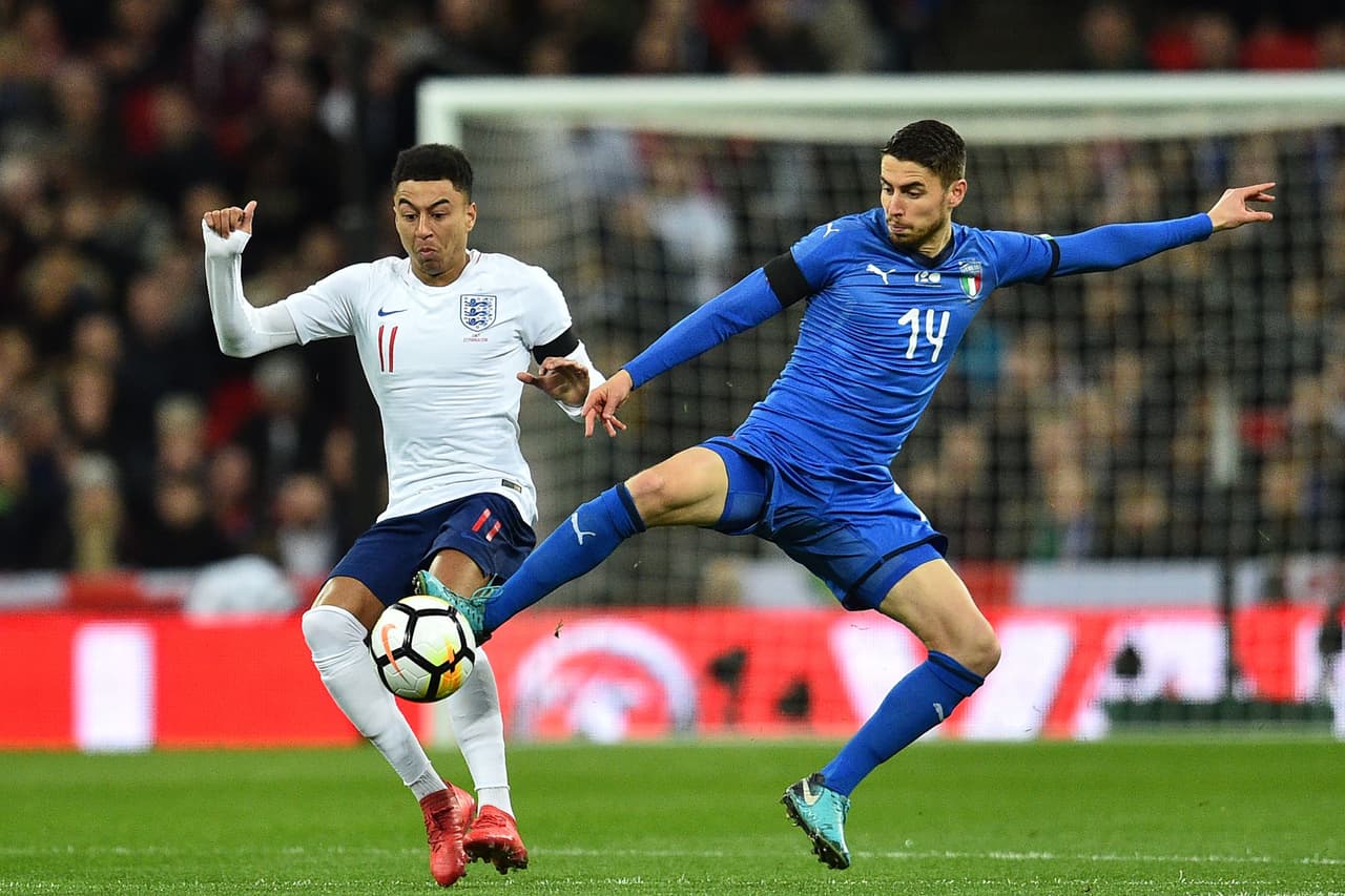Italy's midfielder Jorginho (R) vies with England's midfielder Jesse Lingard during the International friendly football match between England and Italy at Wembley stadium in London on March 27, 2018. / AFP PHOTO / Glyn KIRK (Photo credit should read GLYN KIRK/AFP/Getty Images)