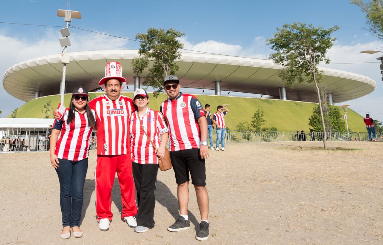 La final de la Copa MX en Guadalajara entre Chivas y Morelia se vio enmarcada por el colorido característico de este tipo de encuentros, con la belleza de porristas y fanáticas y con la fiesta que se vive en las tribunas. Así llegó la familia del 'Rebaño Sagrado'.