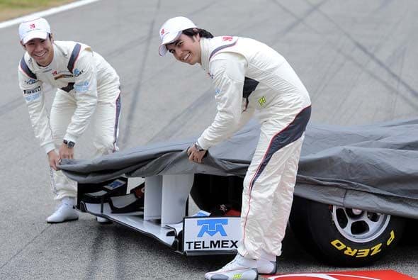 El japonés Kamui Kobayashi y el mexicano Sergio Pérez presentaron el nuevo Sauber C30 para la temporada F1 2011.