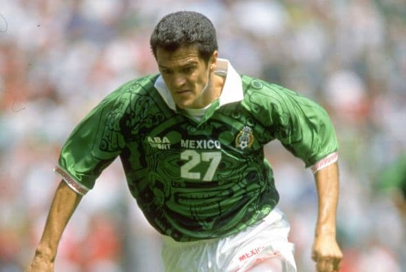 Carlos Hermosillo es un goleador histórico en México, pero poco pudo hacer con el Standart de Lieja en Bélgica. El delantero duró poco en Europa.