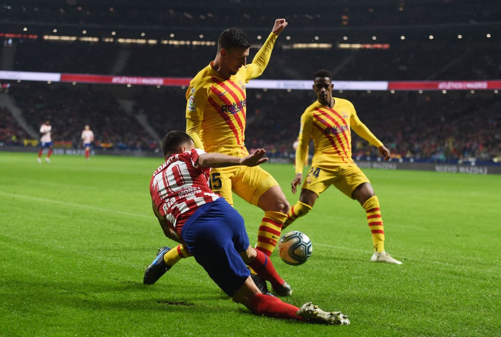 Lenglet se queda con el balón.