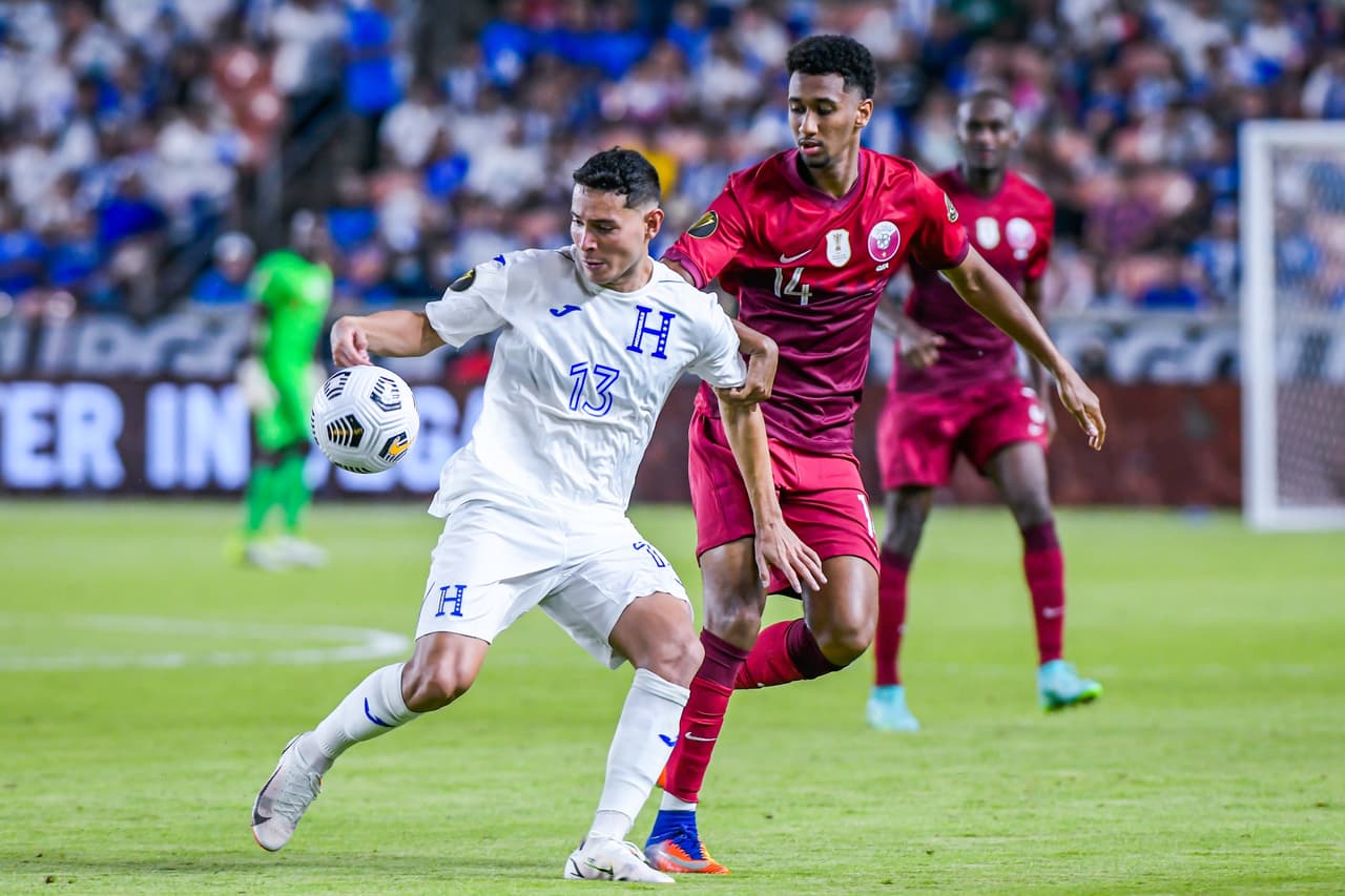 las anotaciones de Homan Ahmed y Abdelaziz Hatem le dan la victoria a Qatar 2-0 sobre Honduras y aseguran el liderato de su grupo.