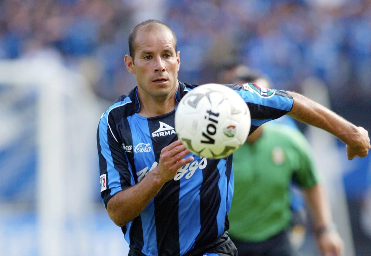 <b>9: </b>José Manuel Abundis tuvo un año más en Toluca (club del que ese leyenda), y pasó por Atlante, Monterrey, Pachuca, un regreso de dos años en Toluca, una prueba en el New England Revolution de la MLS y llegó a los Gallos del Querétaron, donde se retiró en 2008. Ha sido visor del Toluca, DT Atlanta Silverbacks de la segunda división de EE.UU. y es dueño de una escuela de fútbol infantil.