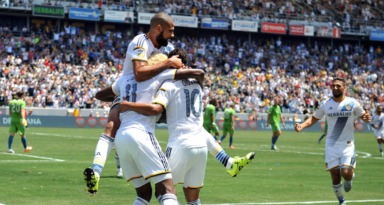 LA Galaxy celebra un gol ante los Seattle Sounders