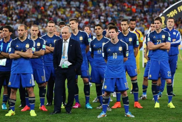 Aunque finalmente no pudo llevarse el trofeo de monarca de la FIFA pues la Albiceleste cayó ante Alemania en tiempo extra, 'Lio' se quedó muy cerca de ganar el Mundial y quizás con eso aclarar la polémica si es uno de los mejores futbolistas de la historia.