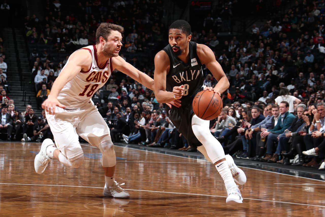Cavaliers 107-113 Nets: los Cavs se siguen hundiendo después de esta derrota en manos de Brooklyn, que se afianza en zona de playoffs en el Este siendo séptimo con 34 triunfos. Spencer Dinwiddie tuvo los mejores números en el Barclays Center consiguiendo 28 puntos, cinco asistencias y cuatro rebotes.