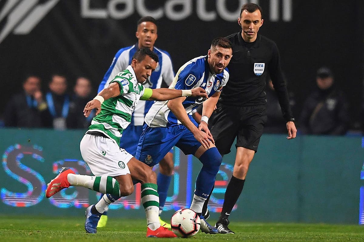 El mediocampista Nani (izquierda) seguido de cerca por Héctor Herrera durante el partido.