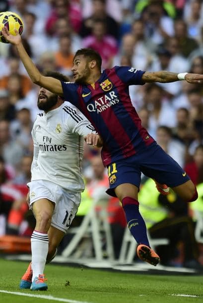Neymar también se ganó la amarilla por un manotazo a Carvajal. los talentosos del Barcelona estaban amonestados.