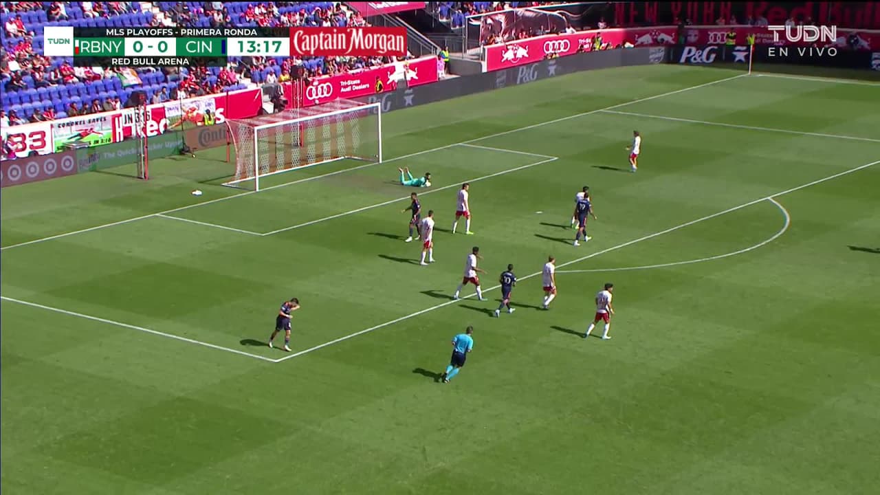 ¡TIRO ATAJADO! disparo por Luciano Acosta.