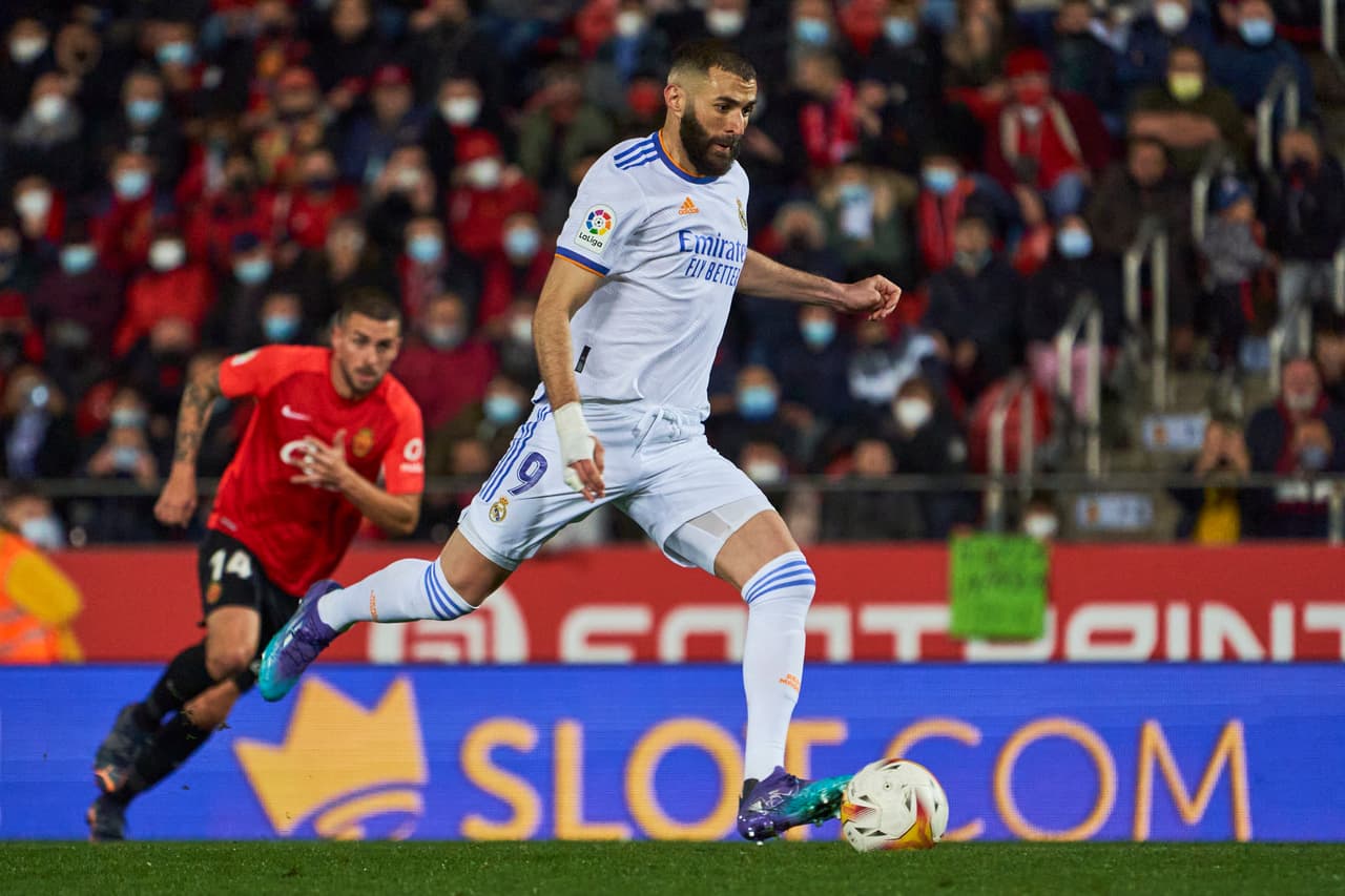 Gracias a un doblete de Karim Benzema y otro tanto del brasileño Vinícius, el Real Madrid venció al Mallorca y aumentó su ventaja en el liderato a 10 puntos sobre el Sevilla.