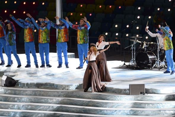 Las integrantes de Tatu fingieron que son lesbianas como parte de un truco para llamar la atención. Su presentación sorprendió por el contraste que refleja frente al revuelo causado por la ley rusa que prohíbe la "propaganda" gay dirigida a los menores de edad y que se usa para discriminar a los gays.