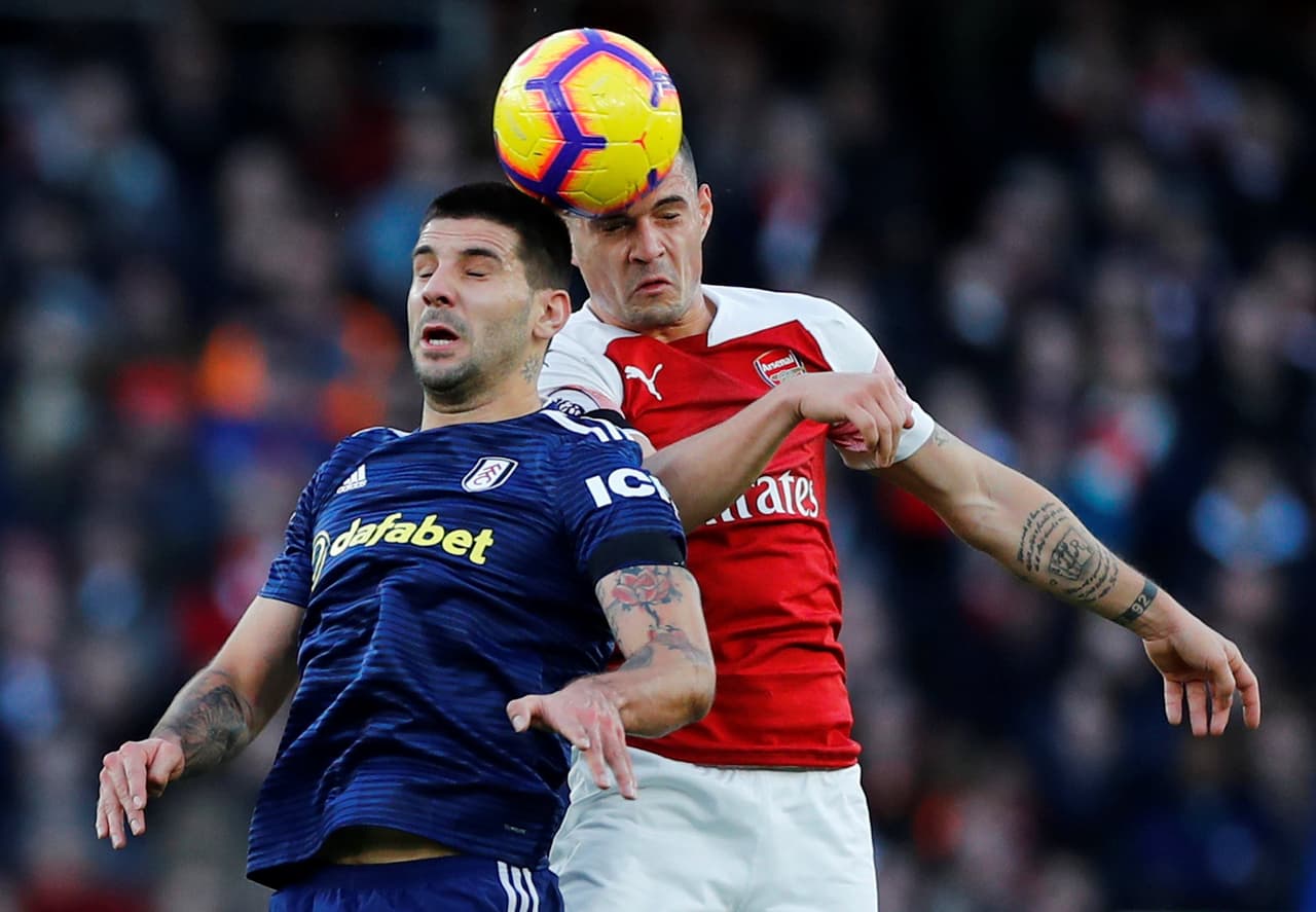 Arsenal pasó problemas en defensa durante el primer tiempo con el serbio Alexander Mitrovic (izquierda) quien buscó anotar en el juego aéreo.