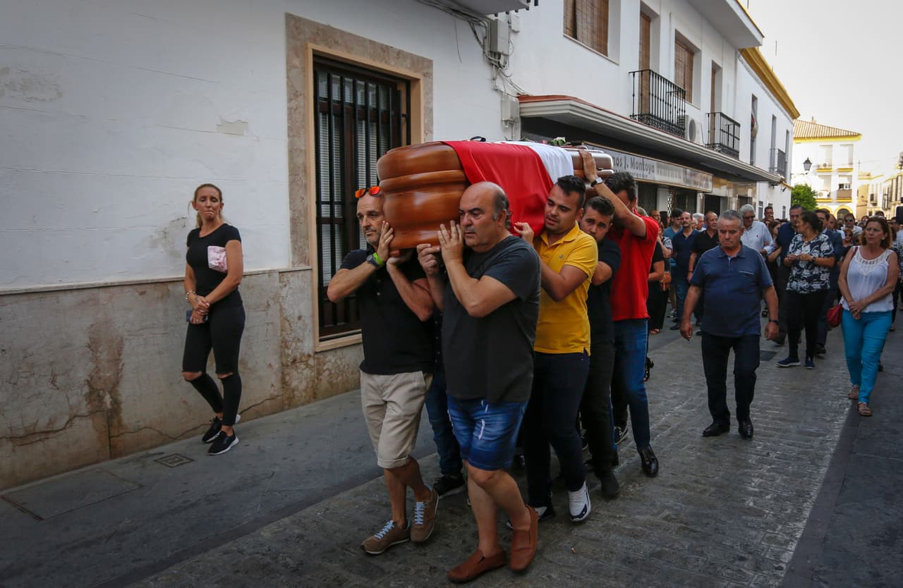 Miles de personas acudieron a las calles de Sevilla a despedir a José Antonio 'La Perla' Reyes, símbolo del Sevilla Club de Fútbol, exitoso con el Arsenal y Atlético de Madrid. El futbolista de 35 años, quien estaba ligado al Extremadura de la Segunda División, murió en un accidente de tránsito al circular a alta velocidad el sábado pasado. Este fue el modo en el que despidieron al sevillano, entre lágrimas y palmas.