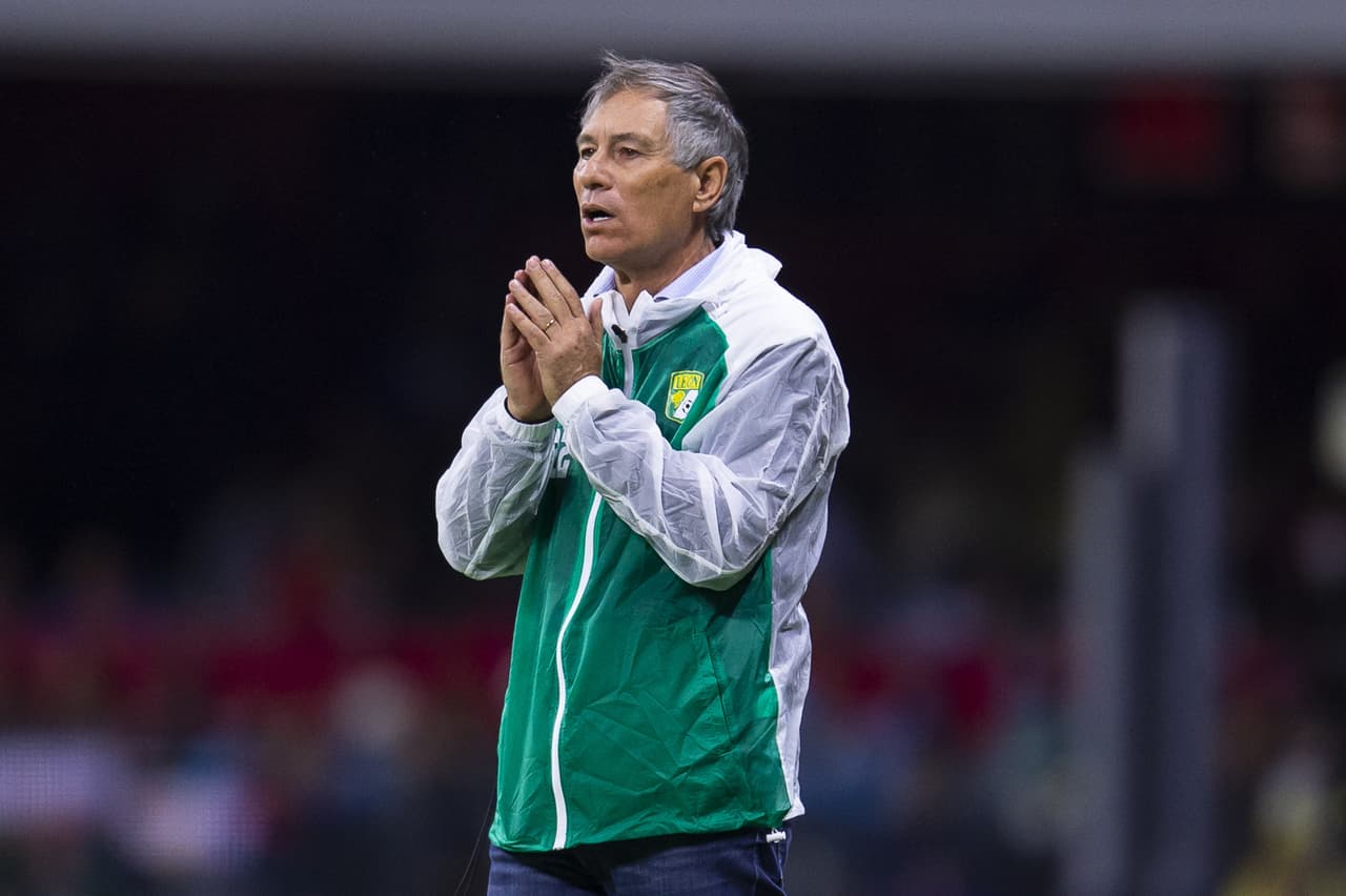 En cuestión de 10 minutos, León se quedó sin dos jugadores, José Rodríguez y Víctor Dávila; el primero al final del primer tiempo y el segundo al inicio del complemento. La tercera roja llegaría hasta el 85’ para William Tesillo por detener un contragolpe.