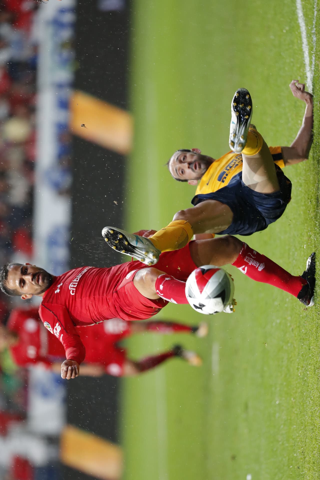 Mientras que Juanfran también se batía como león por cada pelota en la que Toluca intentaba llegar al arco de Oblak.