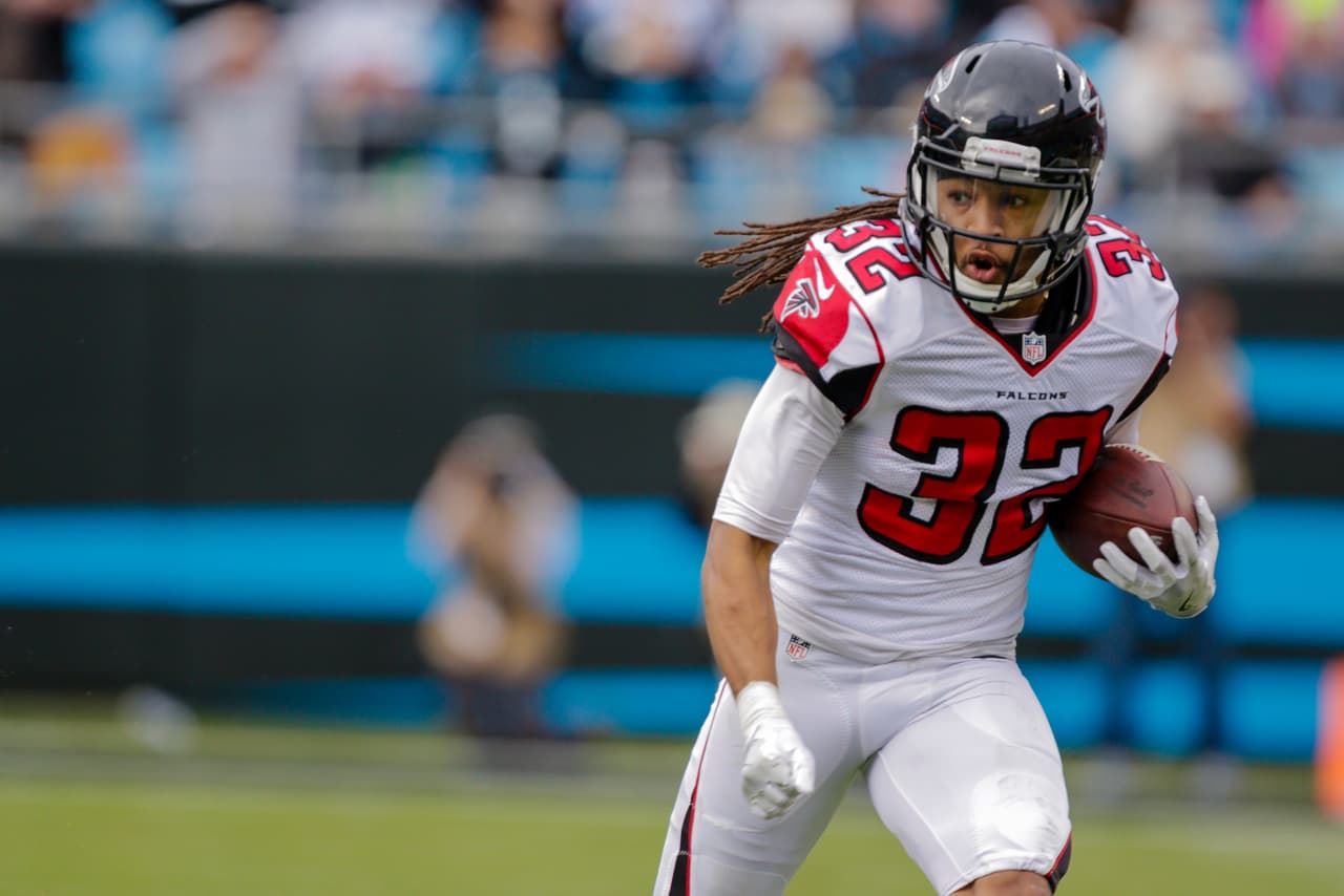 Atlanta Falcons' Jalen Collins (32) runs back an interception against the Carolina Panthers in the first half of an NFL football game in Charlotte, N.C., Saturday, Dec. 24, 2016. The Falcons won 33-16. (AP photo/Bob Leverone)