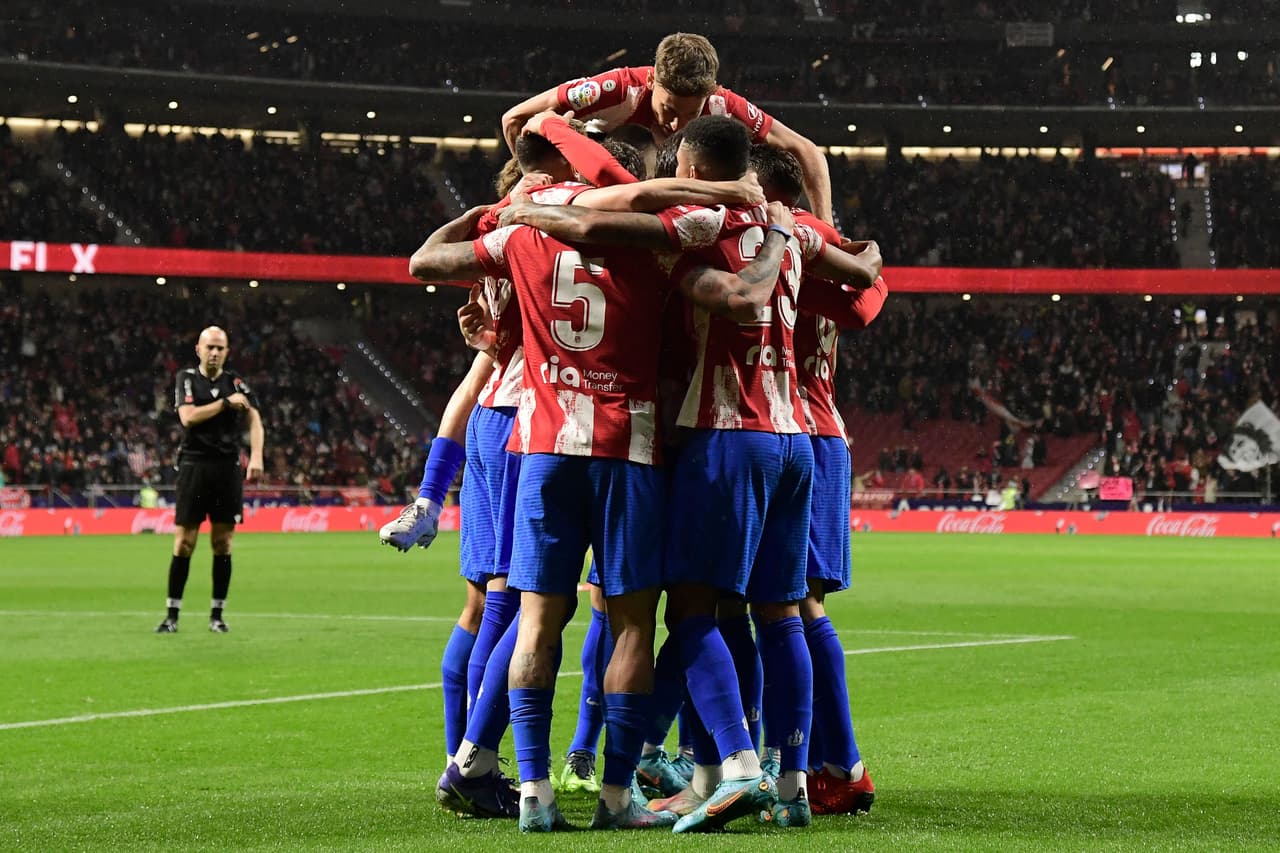 Solo tres minutos pasaron desde el arranque y un error en la salida del Cádiz dejó solo a Joao Felix para abrir el marcador.