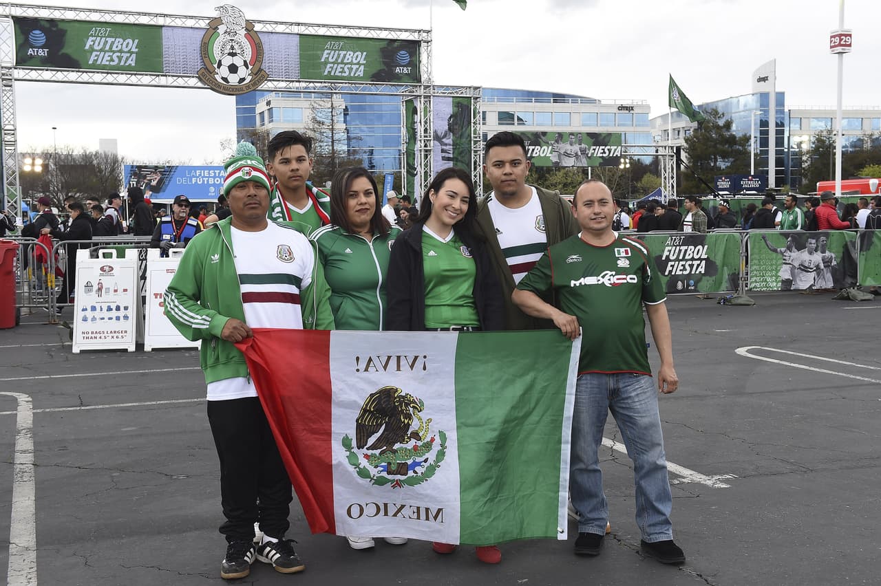 Las fanáticas llegaron al partido que se va a disputar en el Levis Stadium entre México y Paraguay en la fecha de amistosos FIFA, para darle un color especial a la jornada.