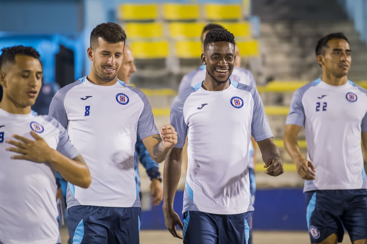 No faltan las bromas en el entrenamiento que siempre terminan con las sonrisas de los compañeros.