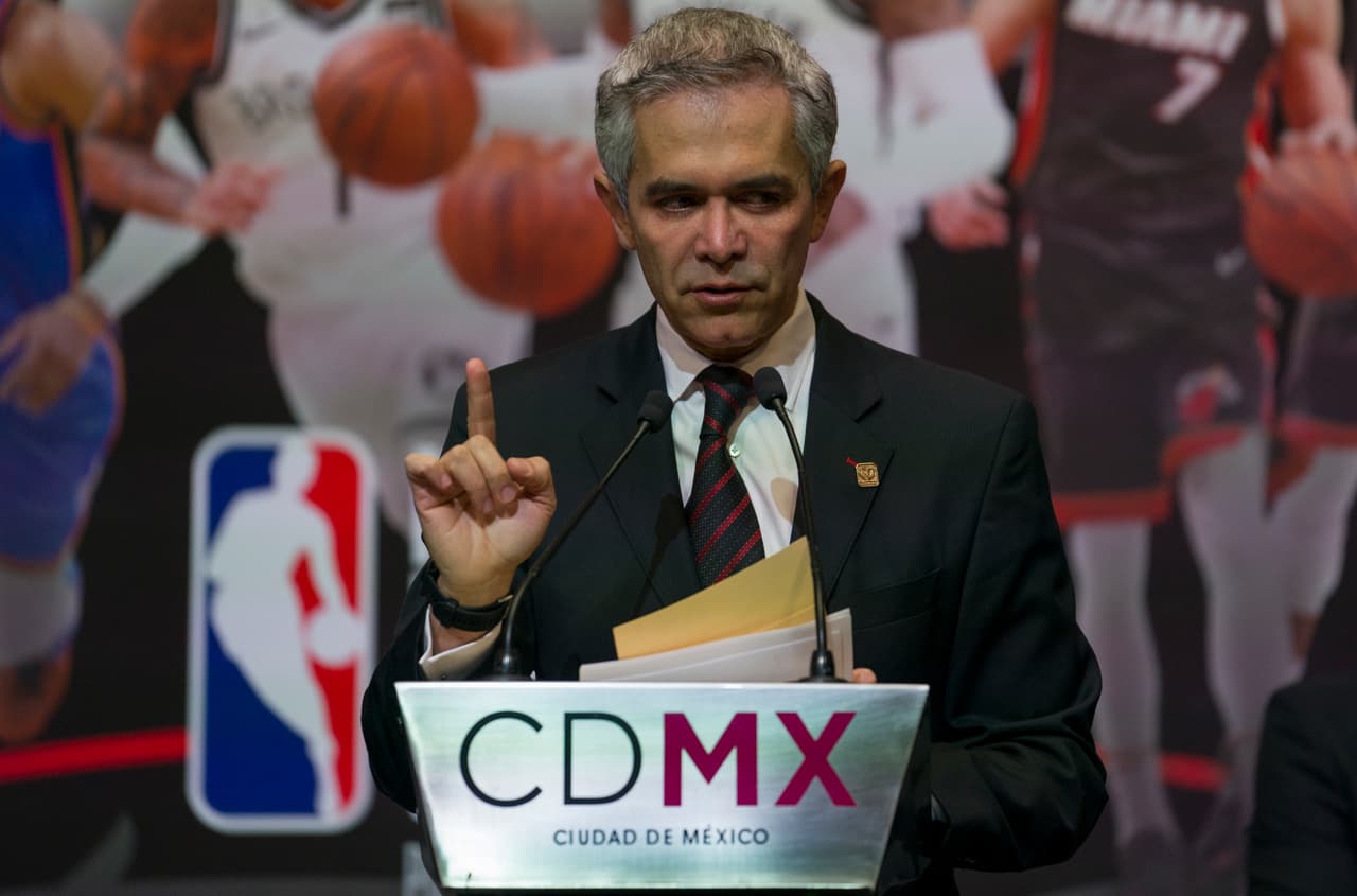Desde muy temprano Rice tomó su lugar en un transporte especial donde se promocionaba los partidos de baloncesto.