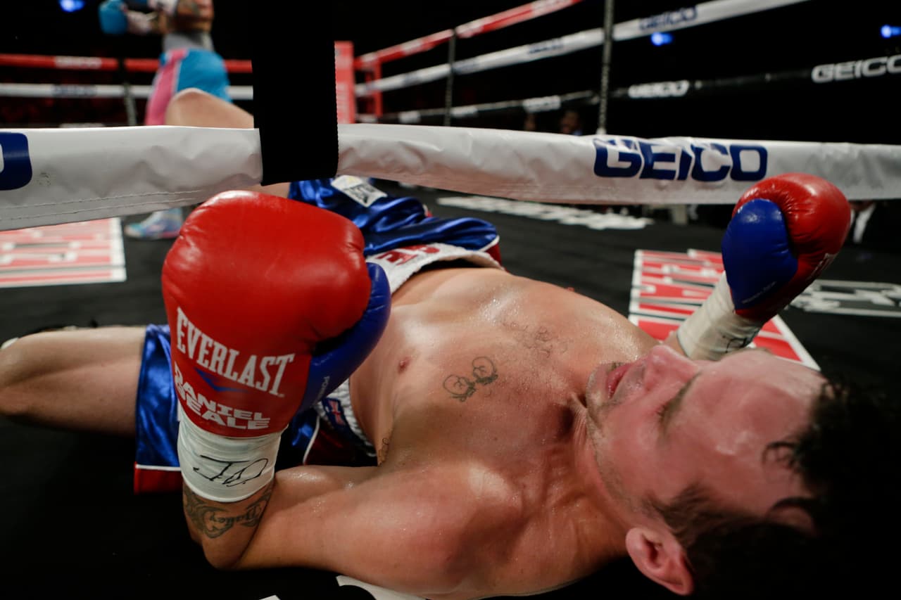 Miguell Cotto noqueó a Daniel Geale en cuatro rounds y retuvo el título medio del Consejo Mundial de Boxeo.