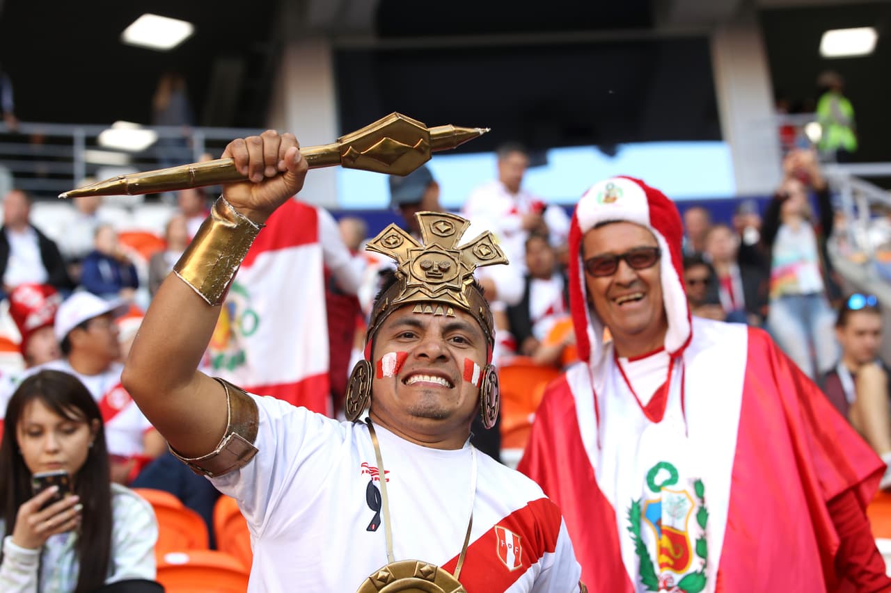 Perú y Dinamarca enmarcan con la pasión inca y el amor vikingo la colorida presencia y la fiesta de sus fanáticos en medio del partido del grupo C en el Mundial de Rusia 2018.