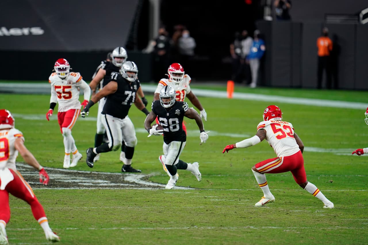 Con menos de dos minutos en el reloj, los Chiefs consiguen el touchdown de la victoria y se vengan de los Raiders al imponerse 35-31.