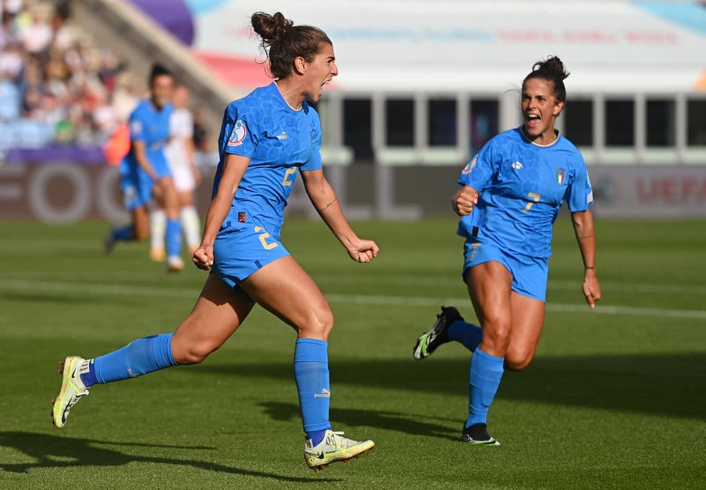 Italia, que estuvo durante casi 60 minutos eliminada de la Eurocopa, se agarró a la esperanza de pasar a cuartos de final con un empate a uno ante Islandia.