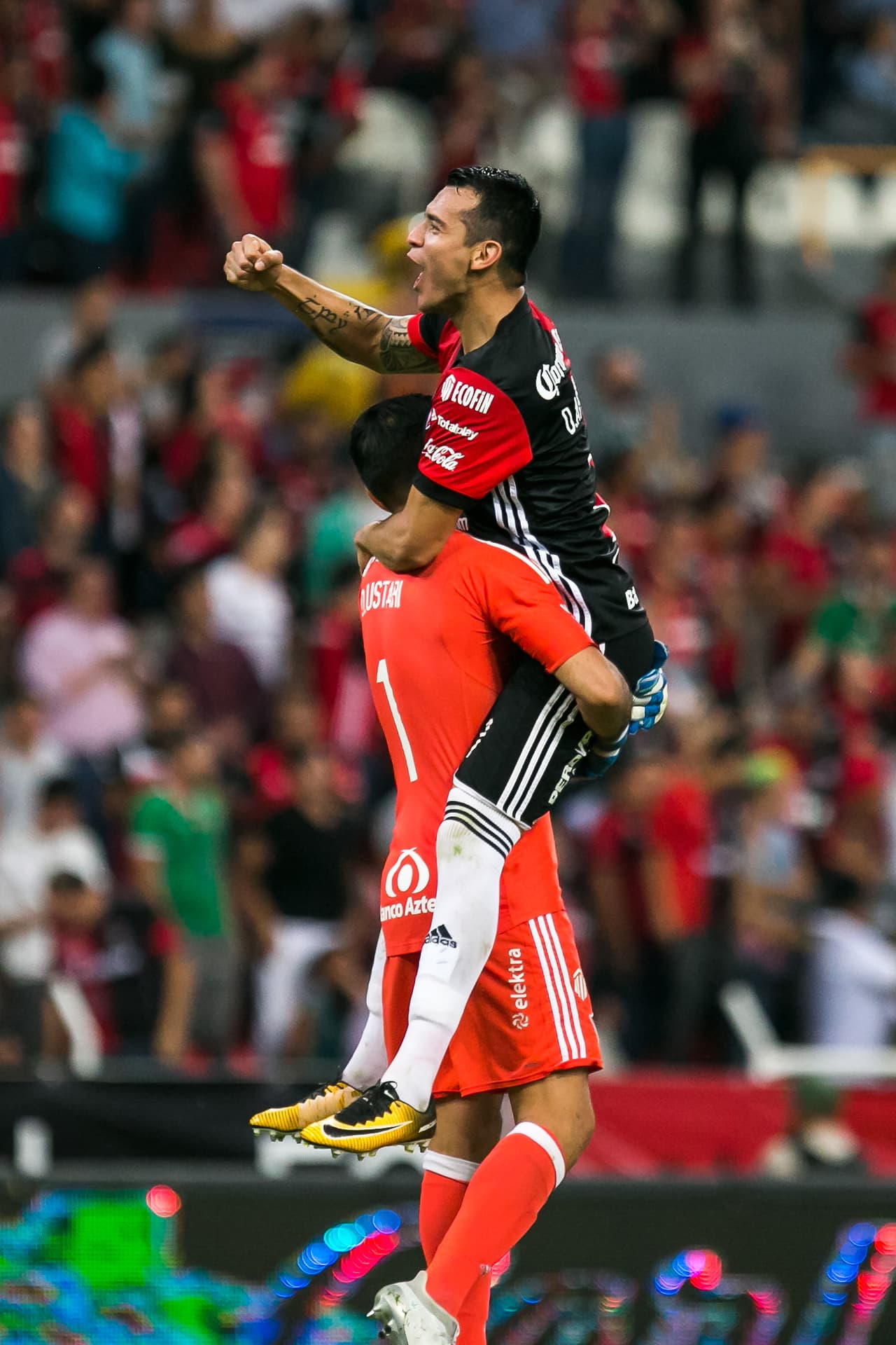 12 Daniel Arreola - Atlas: Otro jugador cuyo rendimiento fue sobresaliente si lo comparamos co su costo. Siete puntos por 3.5 millones es un buen negocio.