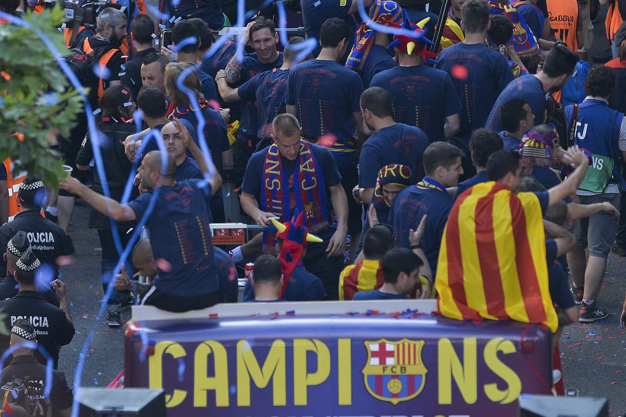 Los jugadores Blaugranas recorrieron las calles de Barcelona y después llegaron al Camp Nou para celebrar su quinta Champions League