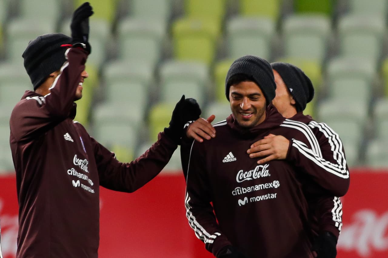 El buen ambiente entre los jugadores era evidente. Carlos Vela, de la Real Sociedad, es otro de los jugadores que tiene posibilidades de jugar.