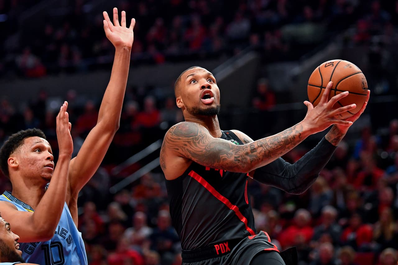 Grizzlies 89-116 Trail Blazers: el equipo de Portland se mantiene en los primeros lugares del Oeste con 50 triunfos tras vencer a Memphis en el Moda Center. Damian Lillar y Enes Kanter consiguieron 41 puntos entre los dos, siendo los mejores de la noche allí.
