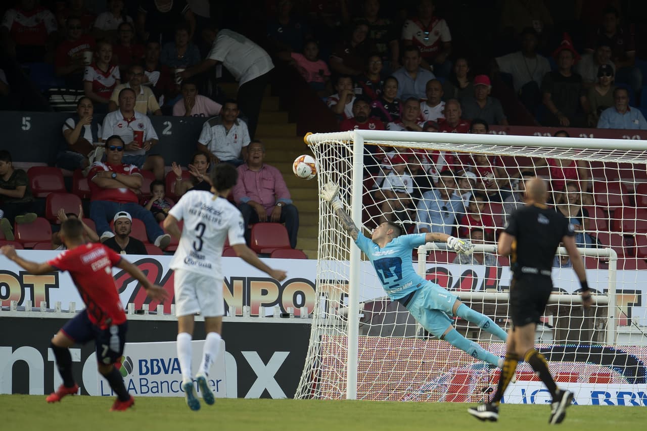 El arquero Alfredo Saldivar tuvo una muy buena actuación con Pumas, evitando una clara ocasión generada por los 'Escualos'.