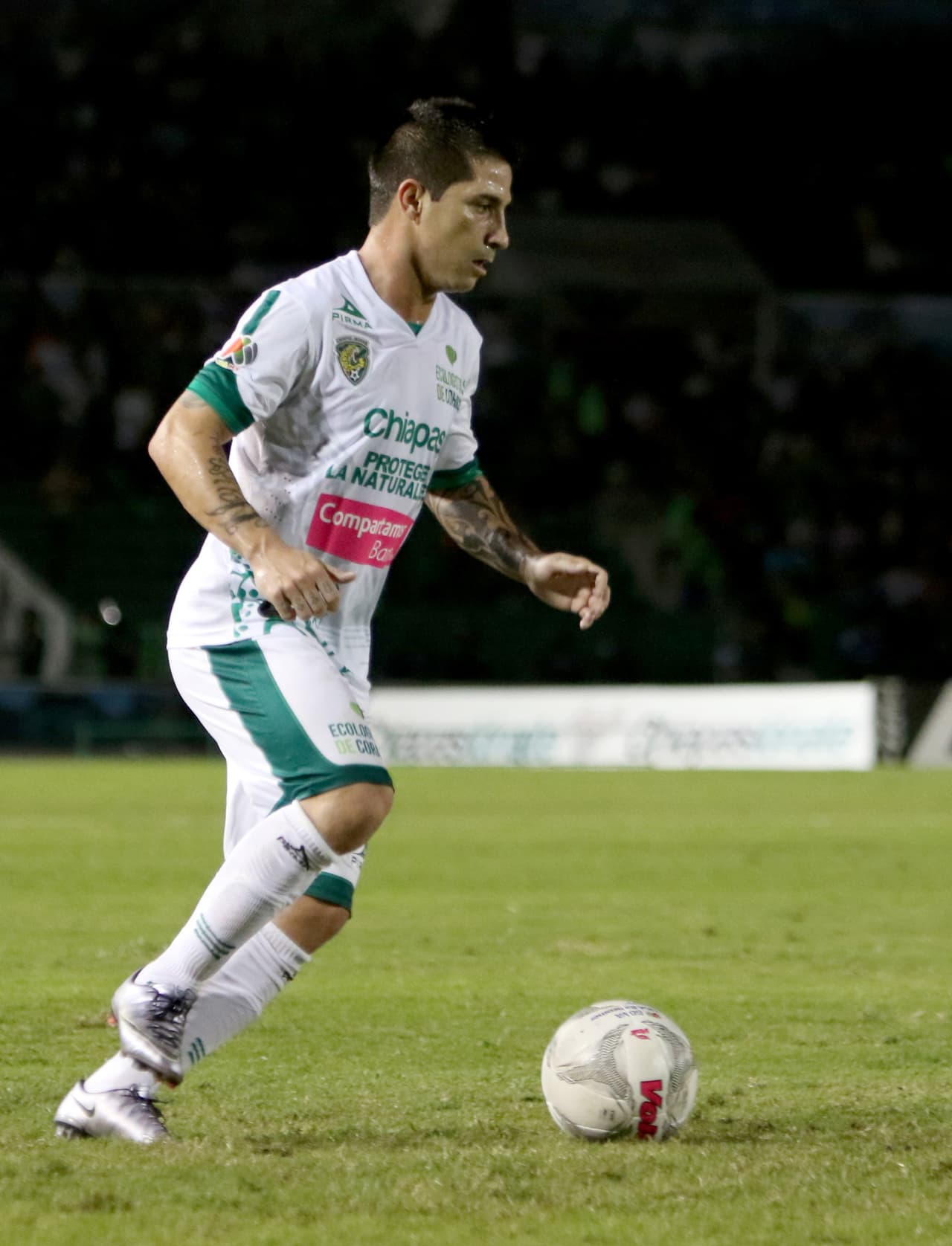 Danilinho, Chiapas.- El jugador de Jaguares, cometió una inocente falta dentro del área sobre Ángel Sepulveda, aunque para su favor, el jugador rival falló el penalty.