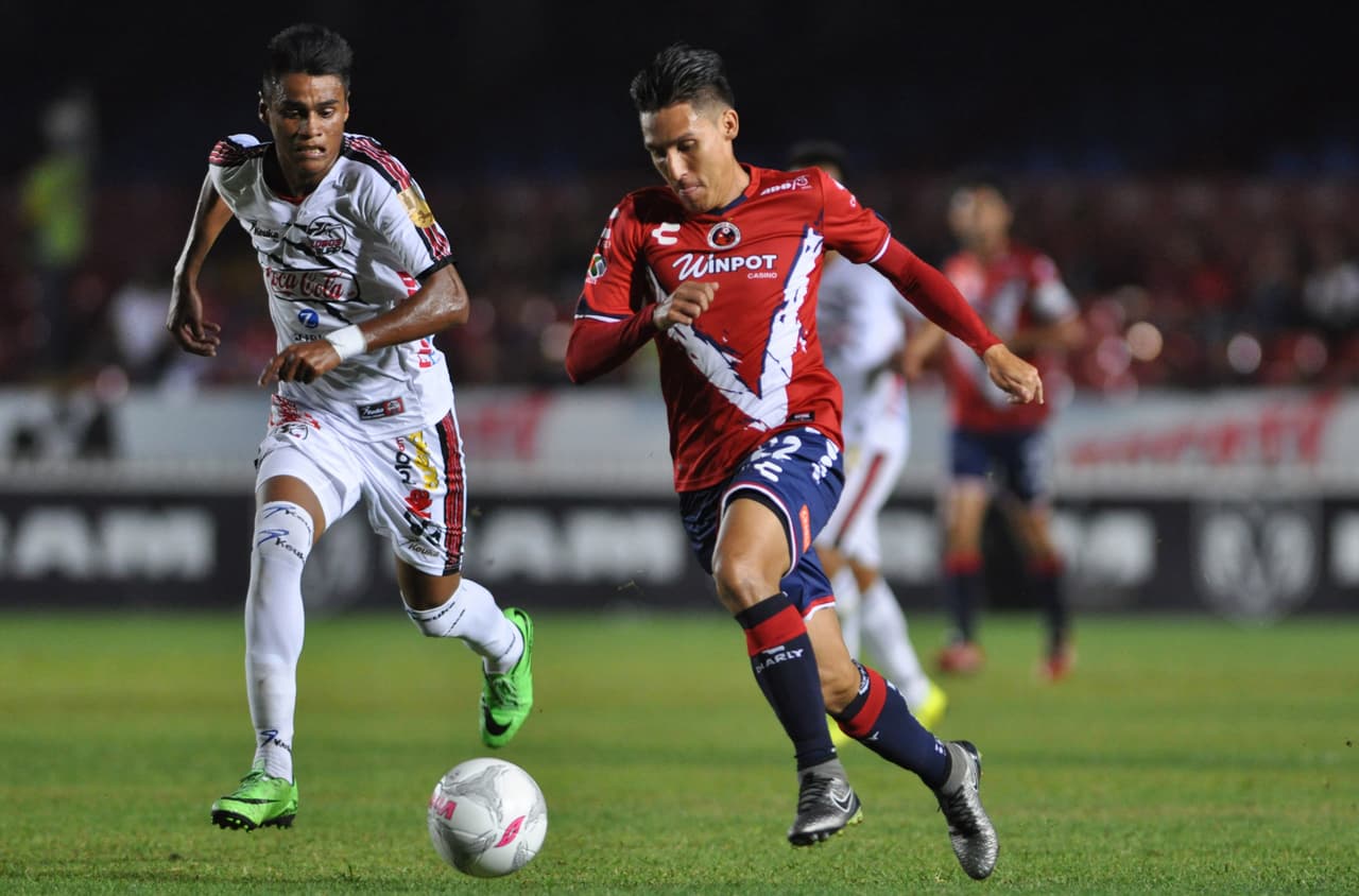 Óscar Vera, Veracruz.- El defensor de los escualos cometió una falta sobre Rubén Botta dentro del área, provocando que el nazareno del encuentro marcara la pena máxima.