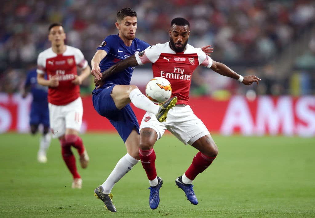 Y era gracias a esos espacios que Alexandre Lacazette empazaba a ser un factor para el Arsenal, generando sensaciones de peligrosidad y de que pronto el equipo de rojo en el campo empezaría a alterar el marcador.