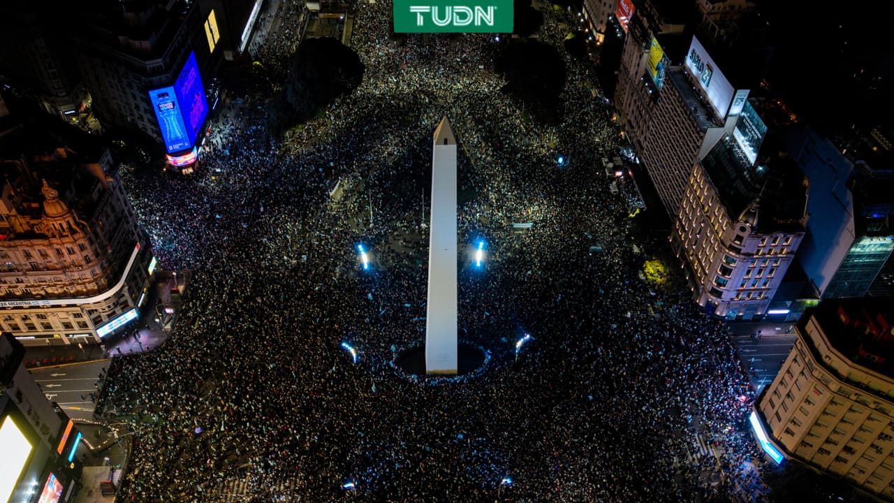 El Obelisco se tiñe de celeste y blanco por el triunfo argentino