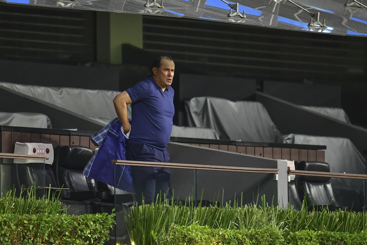 Tras ser expulsado, Juan Reynoso se fue a las gradas para seguir dirigiendo el encuentro.