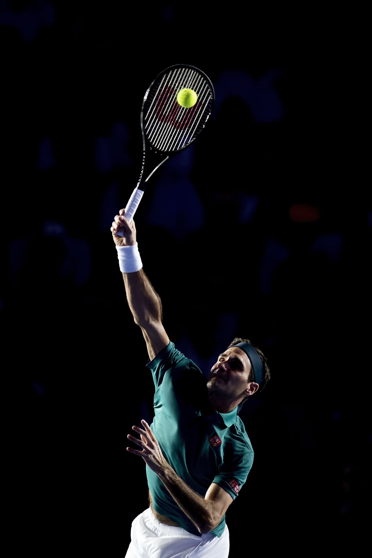 Roger Federer se impuso 2 sets a 1 ante Alexander Zverev en un juego de exhibición que representó una fiesta total en la Plaza de Toros México.