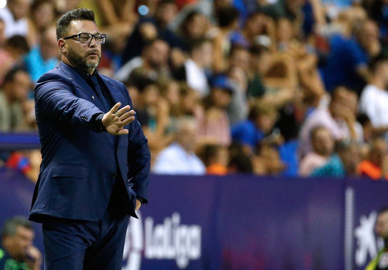 GRAF1214. VALENCIA, 27/08/2018.- El entrenador del Celta de Vigo, el argentino Antonio Mohamed, da instrucciones a sus jugadores durante el encuentro correspondiente a la segunda jornada de LaLiga Santander, disputado ante el Levante hoy en el Estadio Ciudad de Valencia. EFE/ Miguel Angel Polo