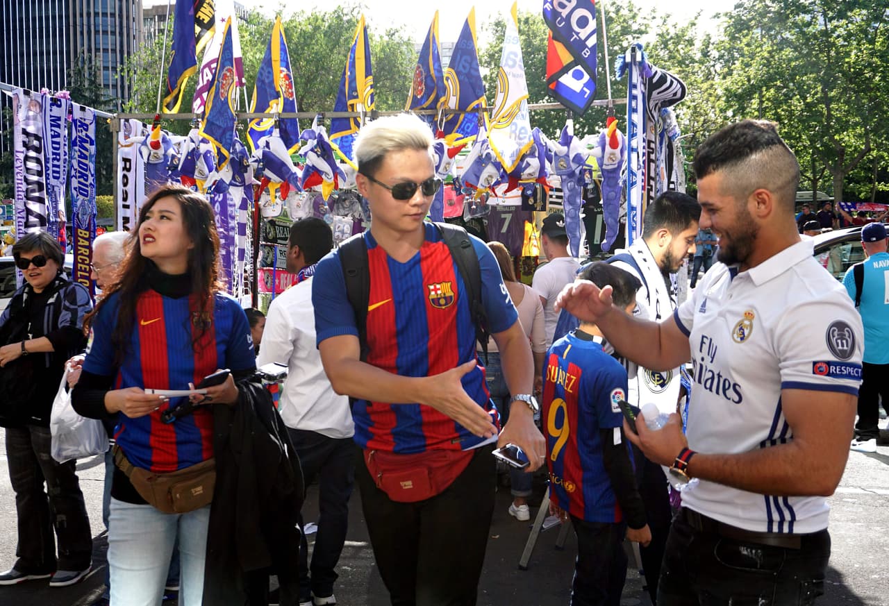 A pesar de que el choque entre Real Madrid y Barcelona luce como clave en la definición de la Liga de España, los hinchas de ambos equipos vivieron con ambiente festivo y con mucho respeto el partido clásico.