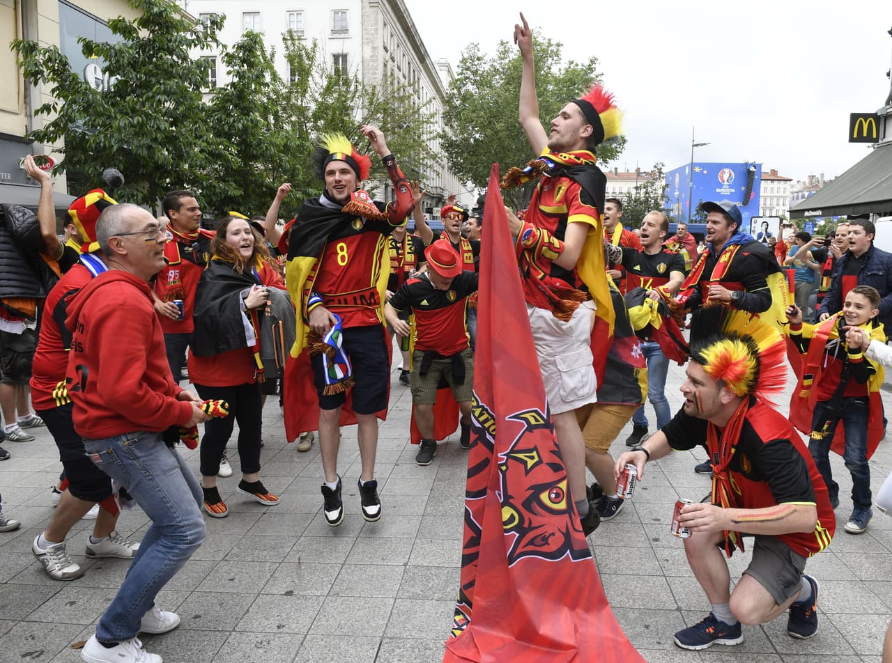 Porras, banderas, pelucas, de todo se vale para demostrar la pasión por tu equipo.