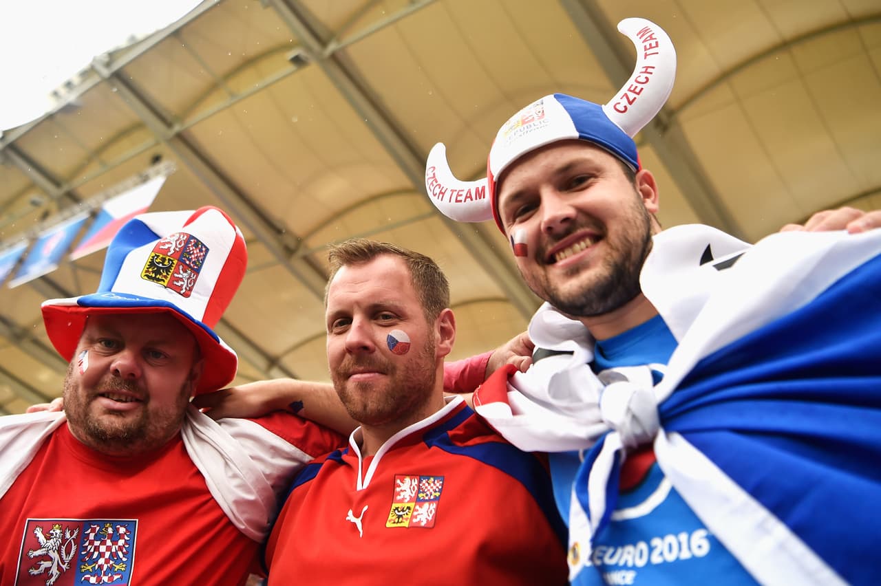 Todo tipo de sombreros se vieron en los aficionados para apoyar a su país.