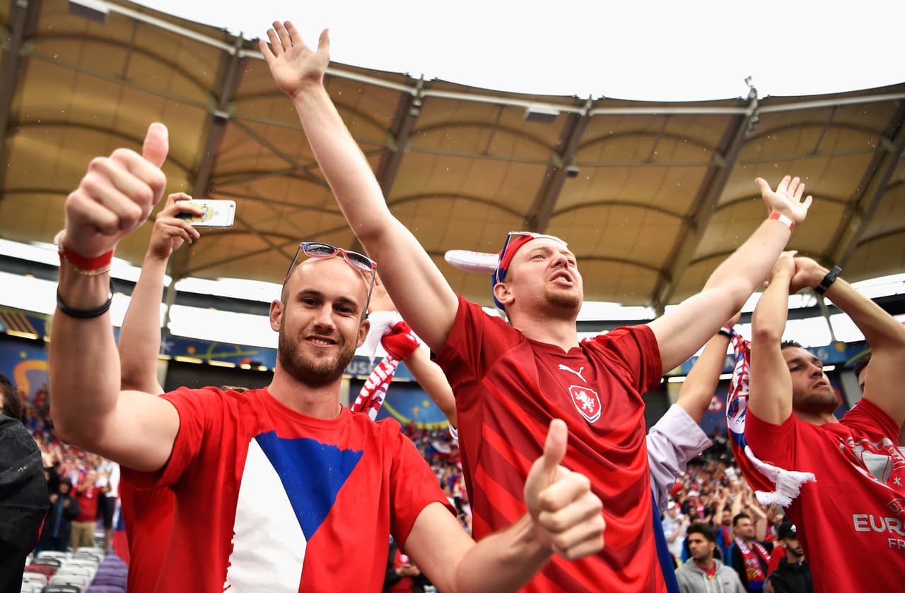 Por supuesto que el ambiente ya estaba en su punto antes de arrancar el duelo.