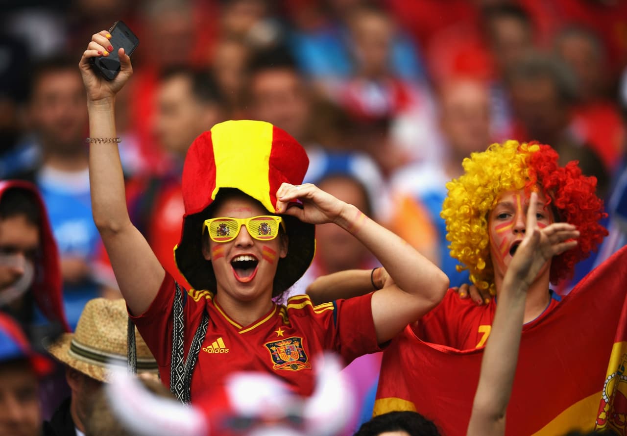 La fiesta española inició desde que el estadio comenzó a llenarse.