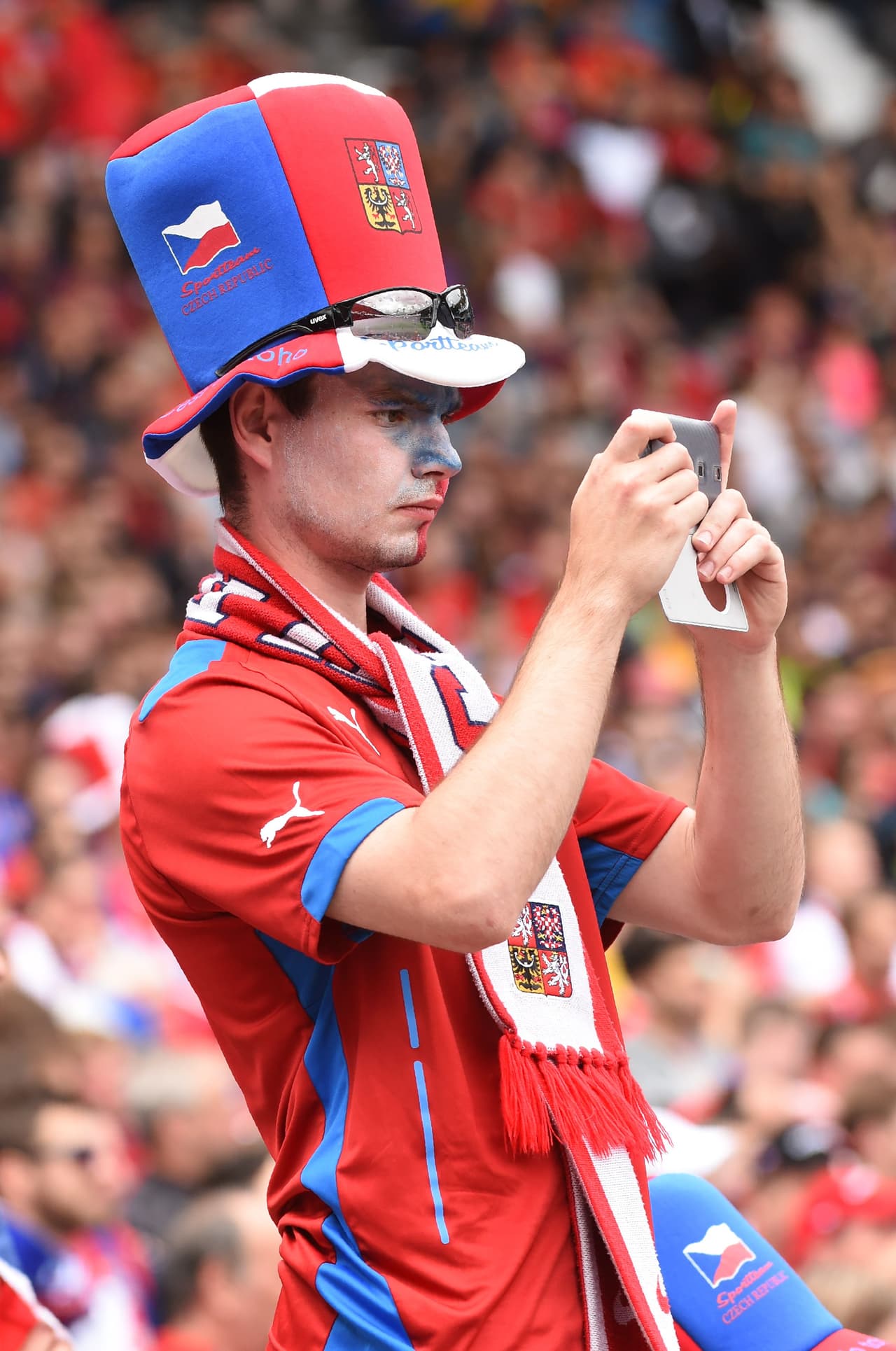 Cada aficionado no dejaba pasar por alto cada detalle para capturar una imágen.