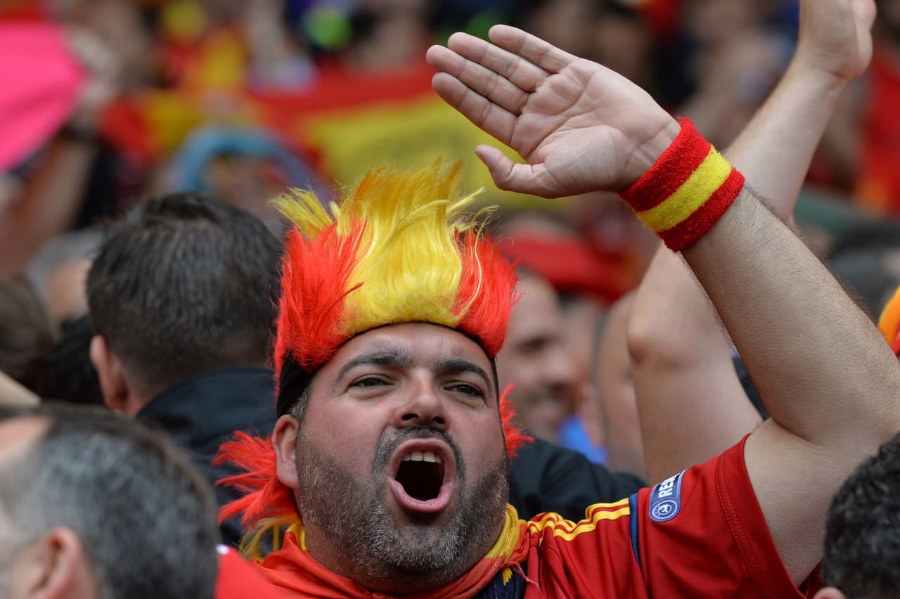 Cada aficionado con los colores alusivos a su selección.