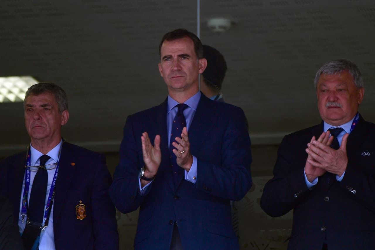 El rey Felipe de España desde el palco aplaudiendo a 'La Roja'.